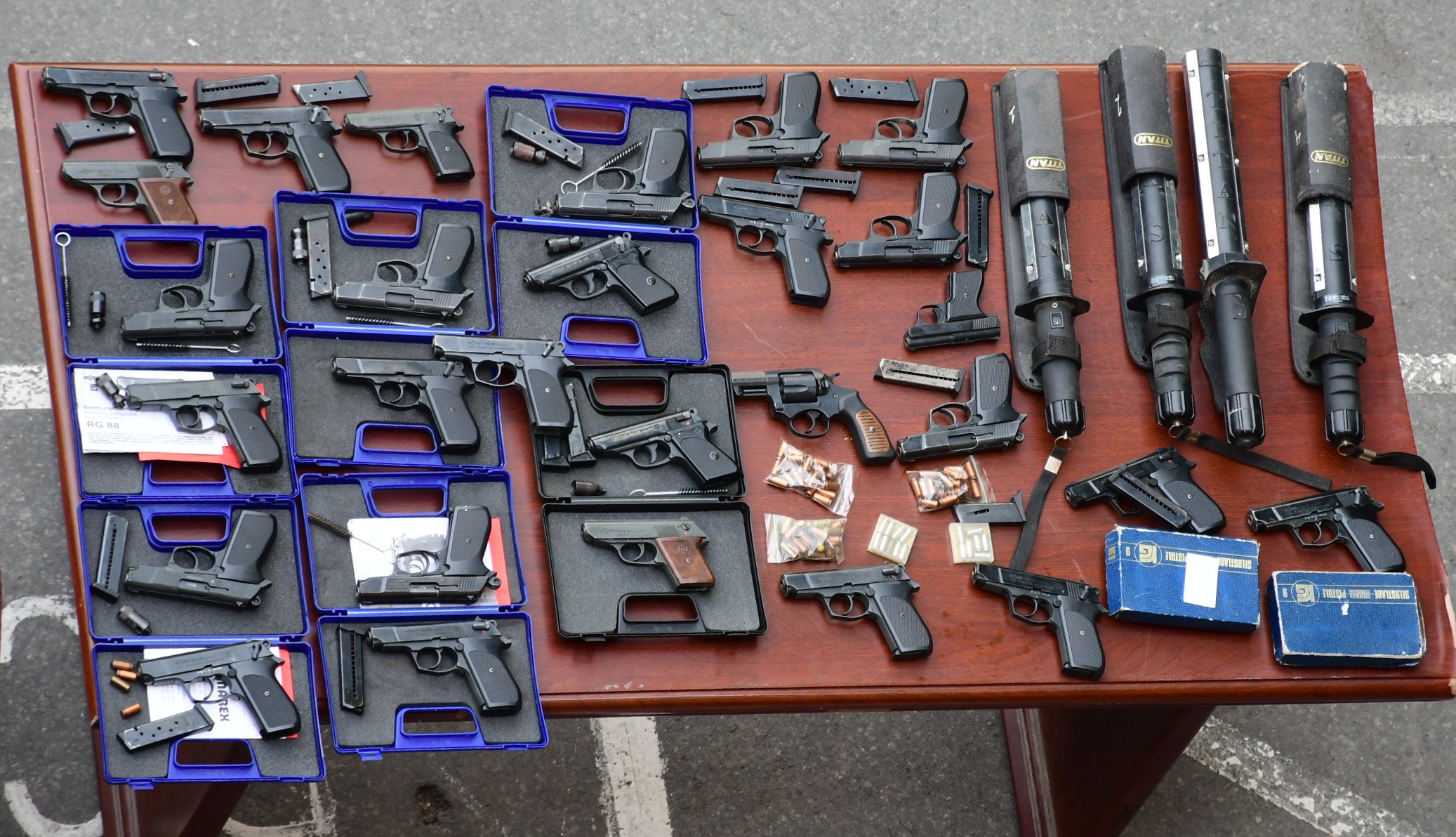 Vận động giao nộp, thu hồi 123 vũ khí thô sơ, 35 viên đạn